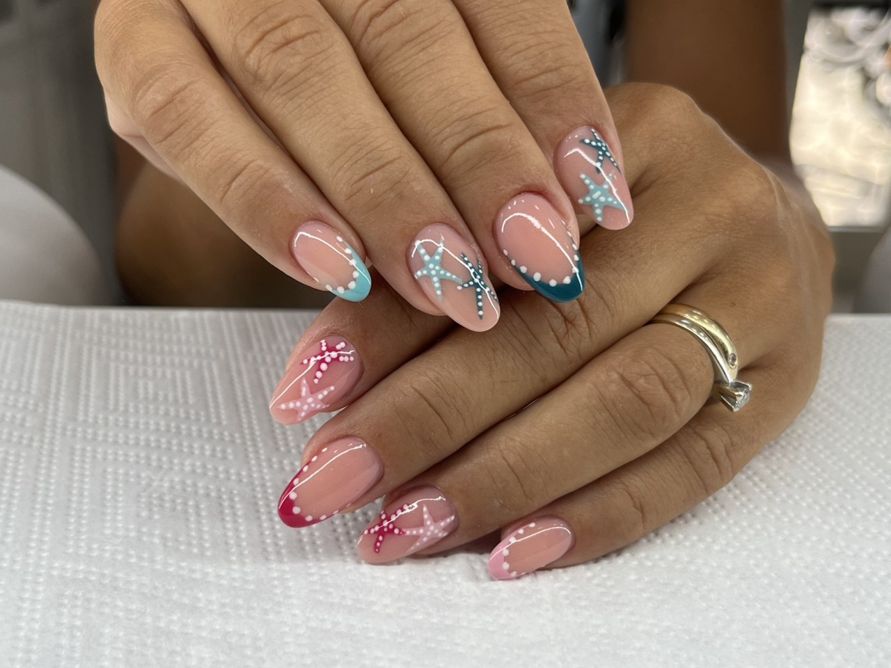 Nail art estiva con stelle marine e french colorate