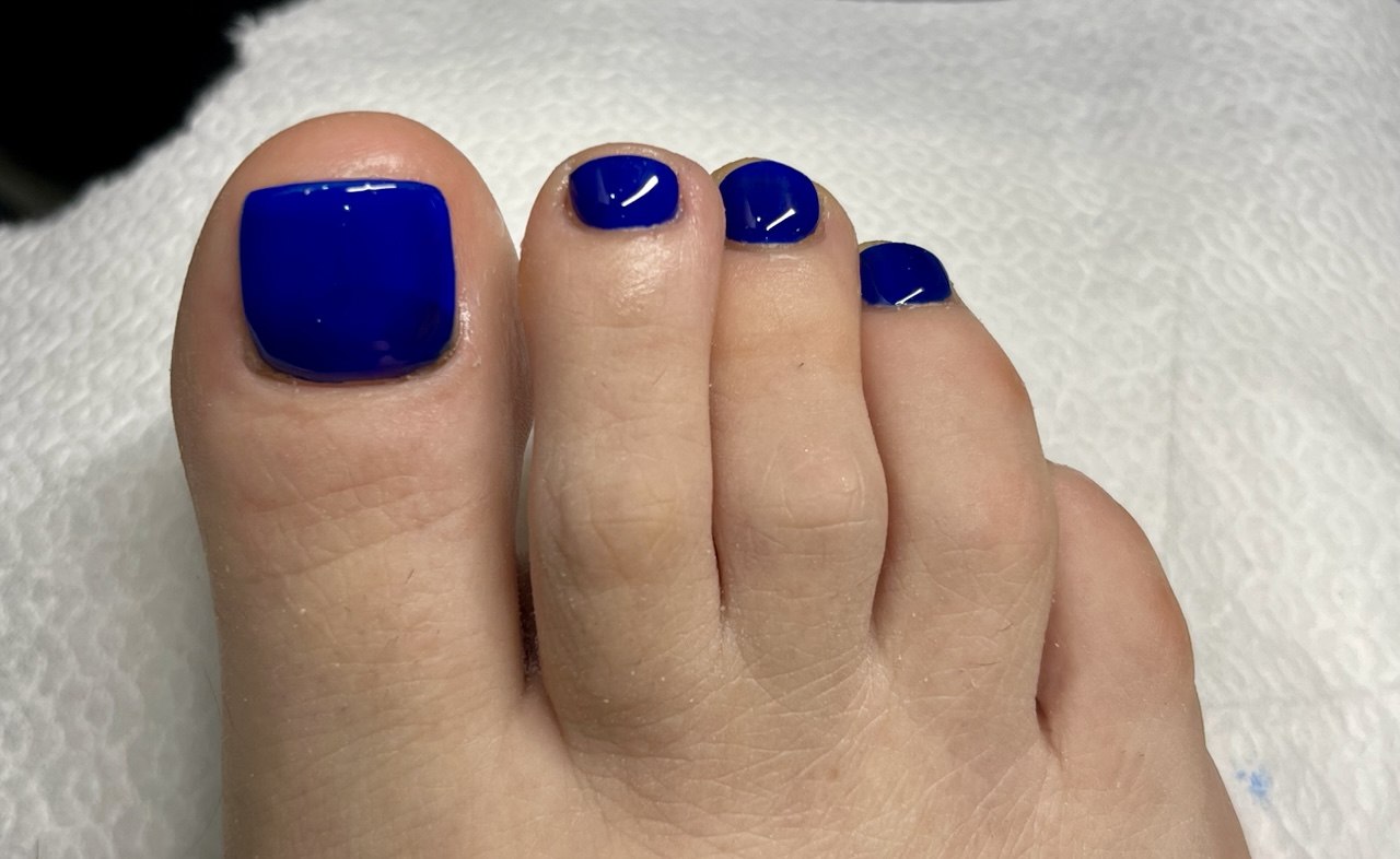 Pedicure con semipermanente blu elettrico