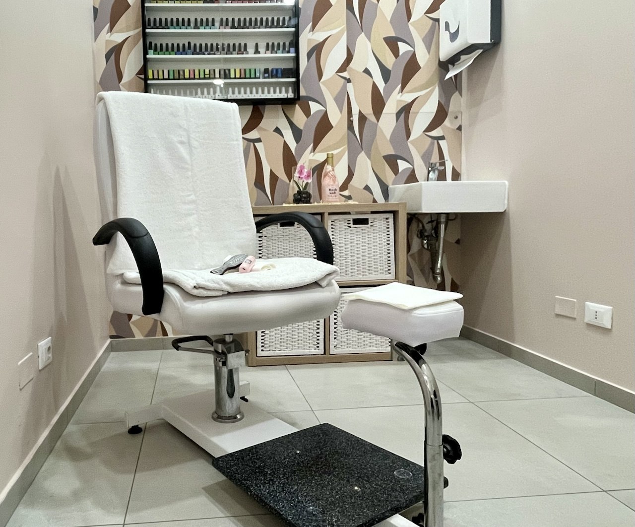 Poltrona per il pedicure con espositore di smalti