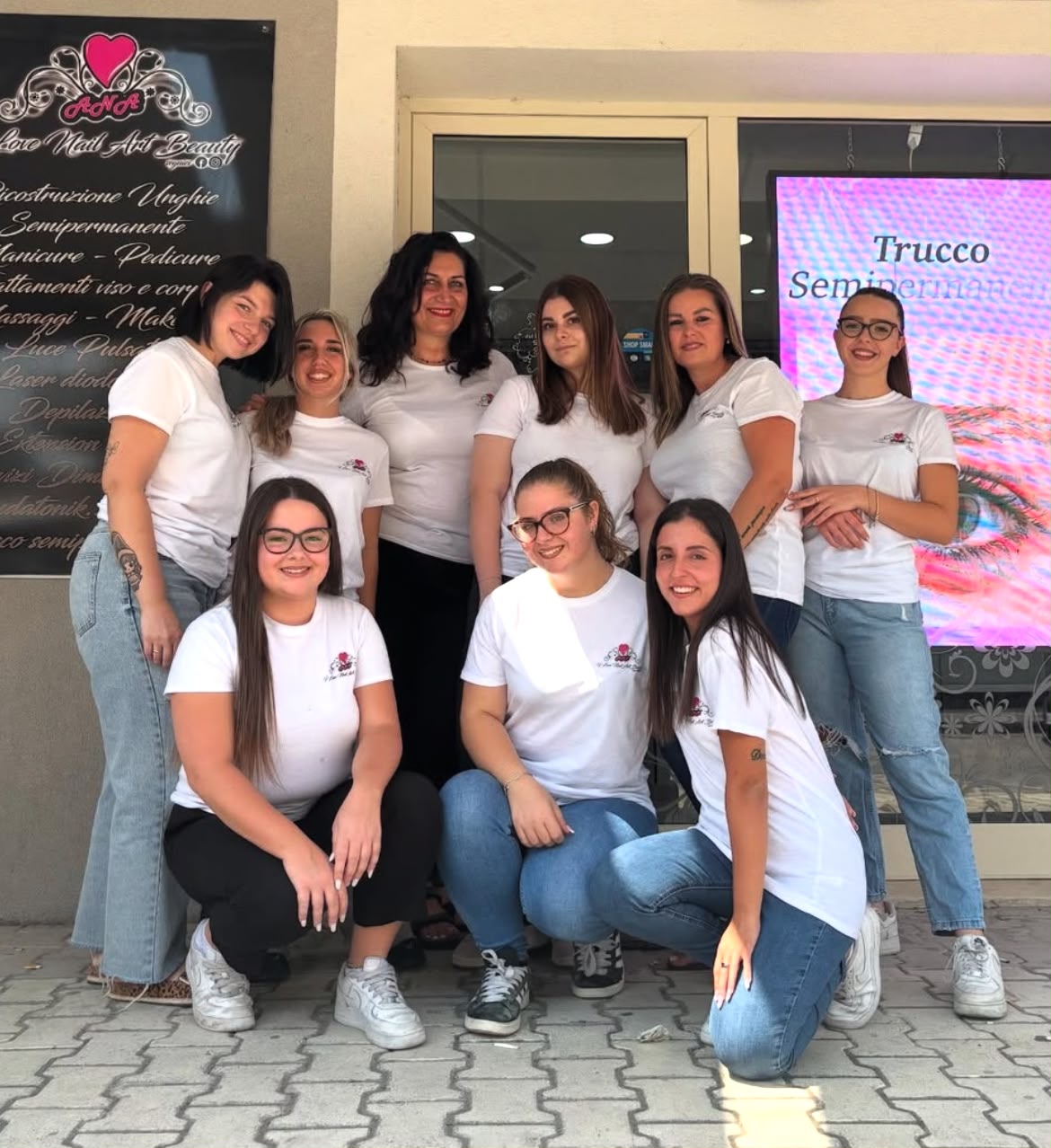 Il team di I Love Nail Art Beauty davanti al centro